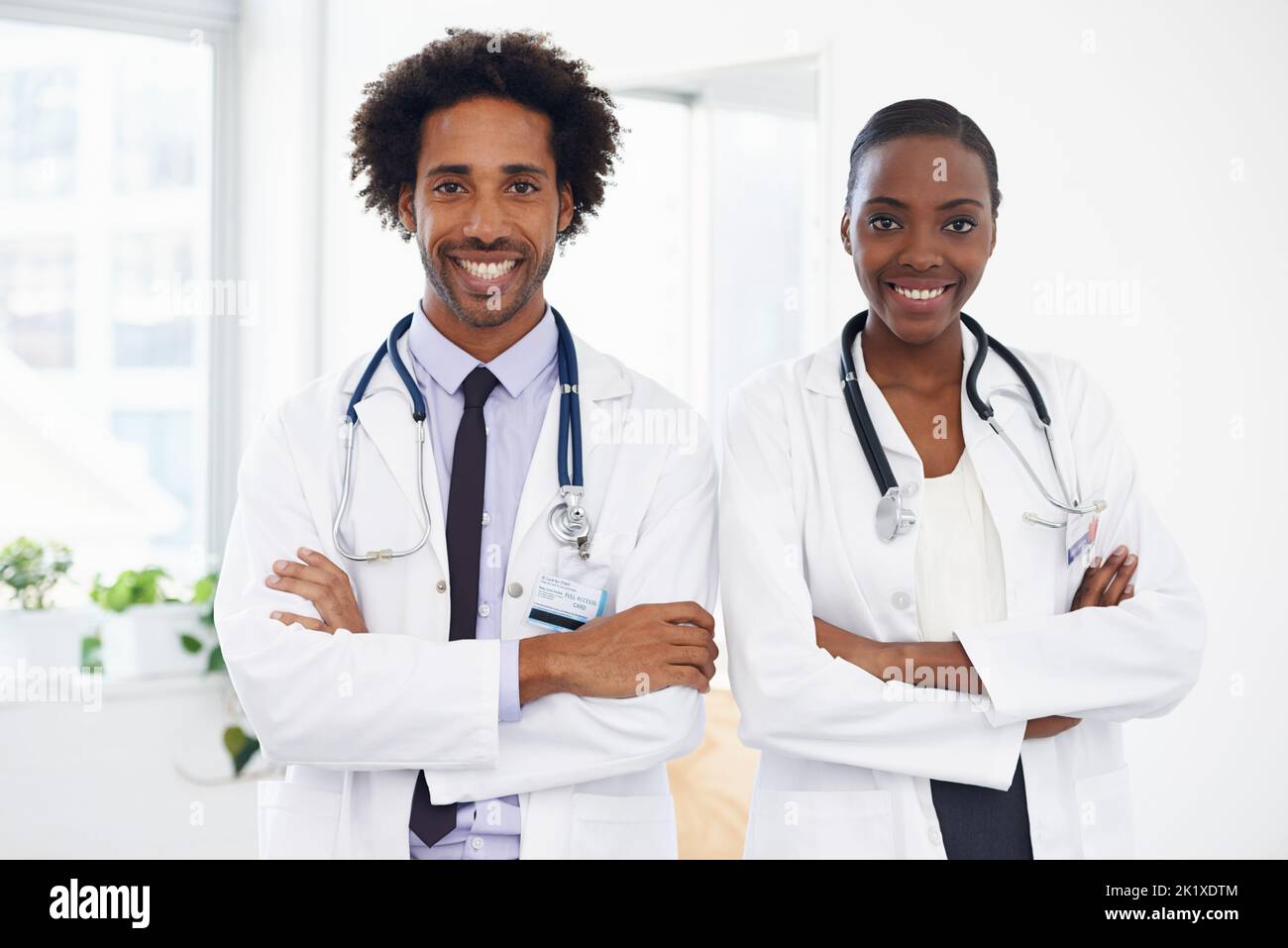 Medizin ist ihr Leben. Porträt von zwei Ärzten, die in einem Raum stehen. Stockfoto