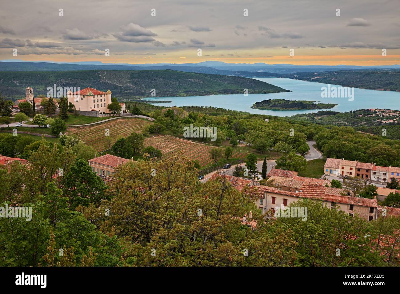 Aiguines, Var, Provence-Alpes-Cote d'Azur, Frankreich: Landschaft des Sees von Sainte-Croix, des Dorfes und der alten Burg Stockfoto