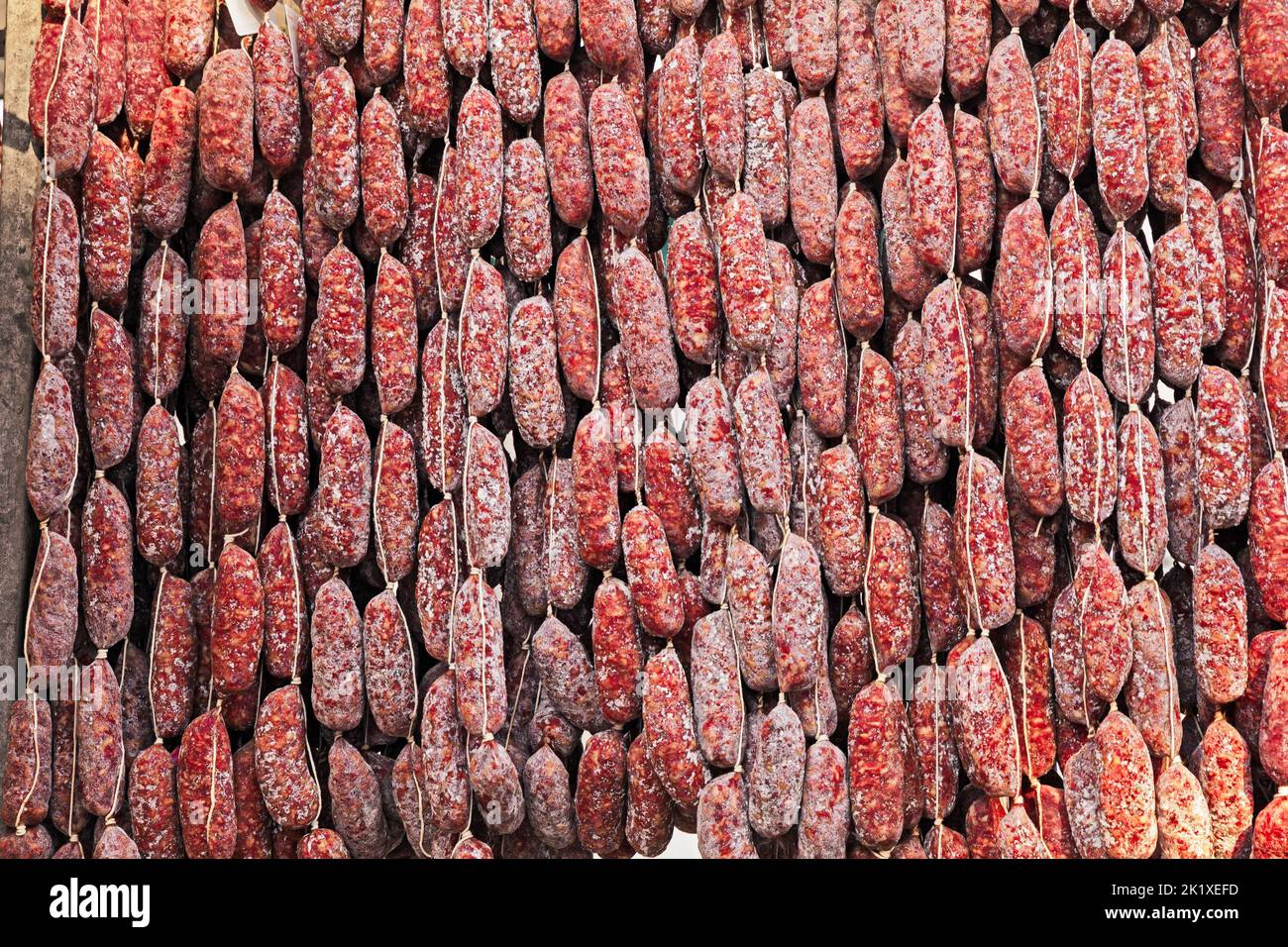 italienische Wurst: Traditionelles, handwerklich hergestelltes Schweinefleisch, gesalzen und mit Gewürzen und Pfeffer gewürzt Stockfoto