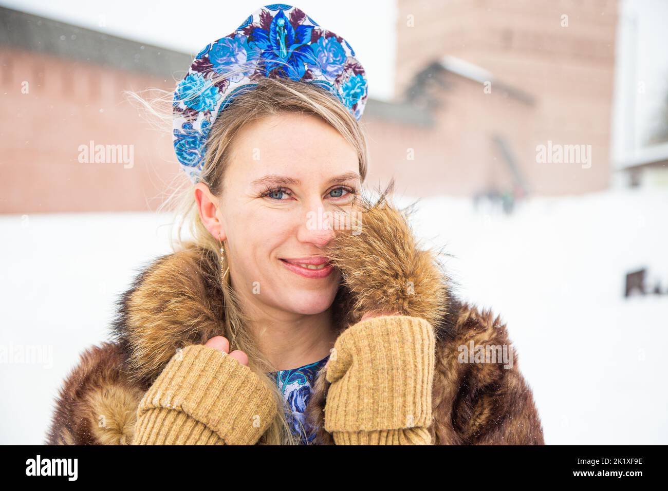 Schöne russische Mädchen in einem Winter Nationalkleid Stockfoto