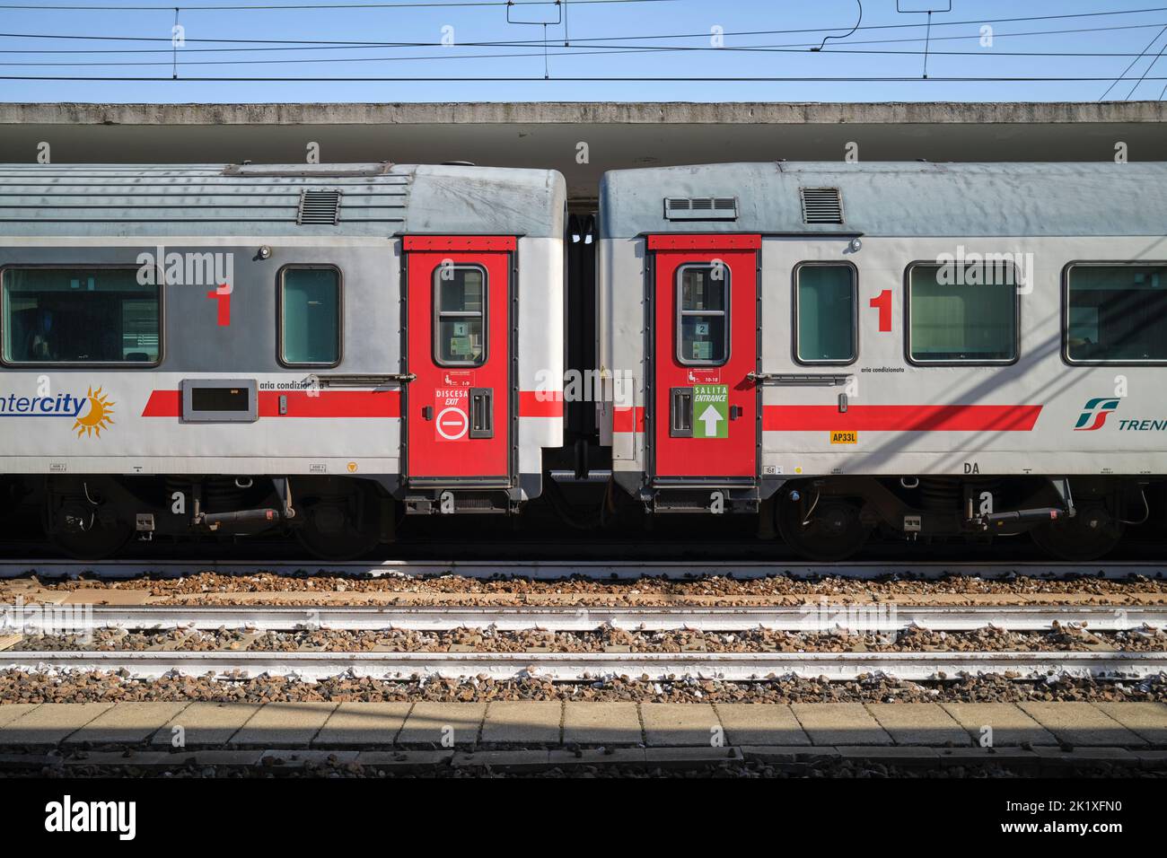 Intercity-Zug am Bahnsteig des Bologna Centrale Bahnhofs in Bologna Italien Stockfoto