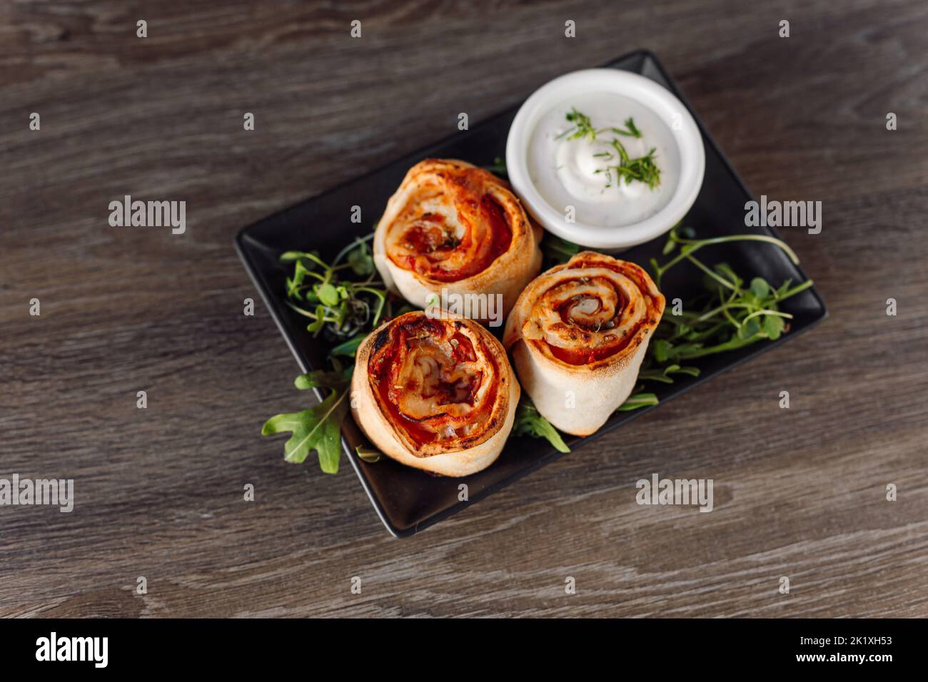 Leckere Pepperoni Pizza Gebäck Brötchen Füllung Fleisch, Grün und Sauce ...