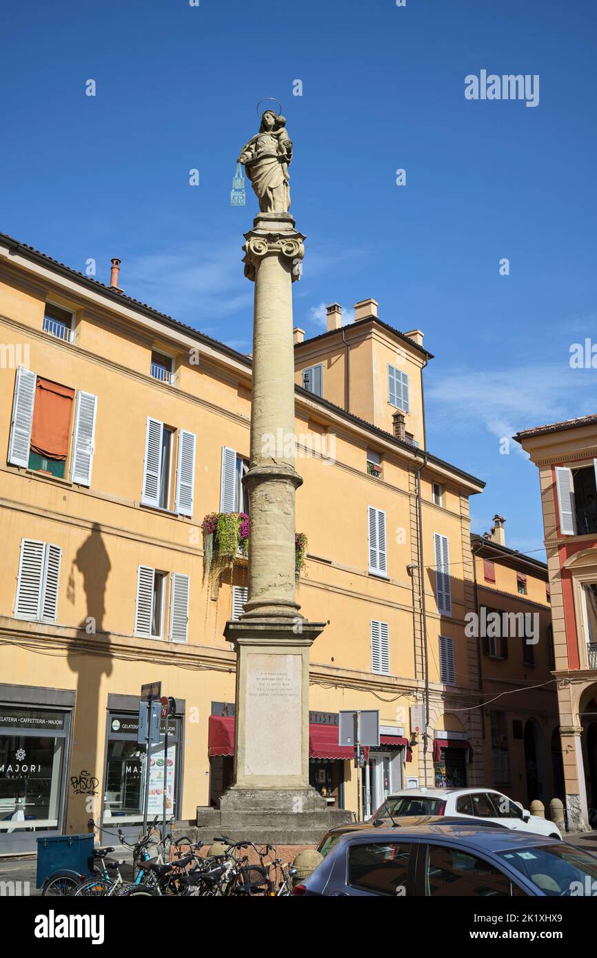 Madonna Statue oder Colonna della Beata Vergine del Carmine (1705) von Andrea Ferreri Piazza San Martino Bologna Italien Stockfoto