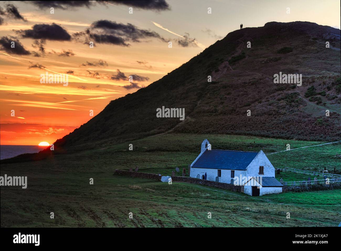 Mwnt ist eine abgeschiedene Bucht an der küste von ceredigion über einem wunderschönen Strand befindet sich die Holly Cross Kirche aus dem 14.. Jahrhundert Stockfoto