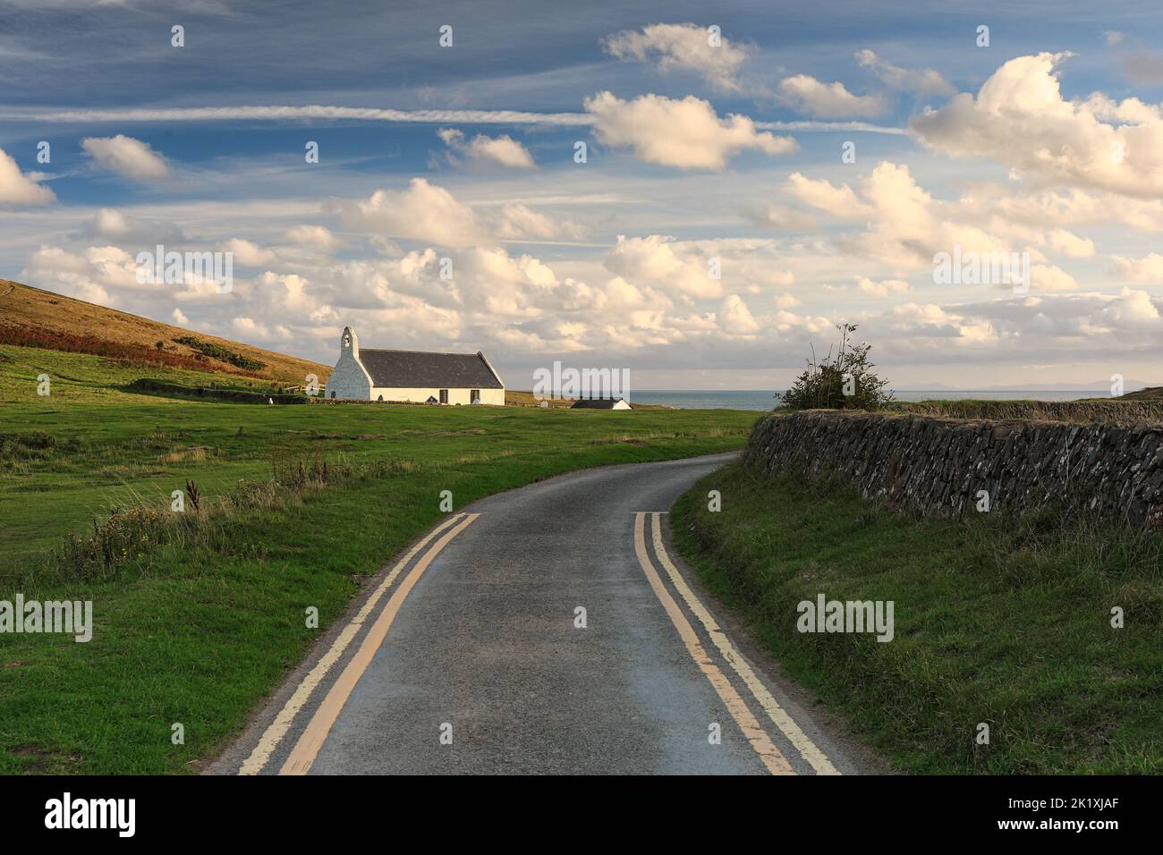 Mwnt ist eine abgeschiedene Bucht an der küste von ceredigion über einem wunderschönen Strand befindet sich die Holly Cross Kirche aus dem 14.. Jahrhundert Stockfoto