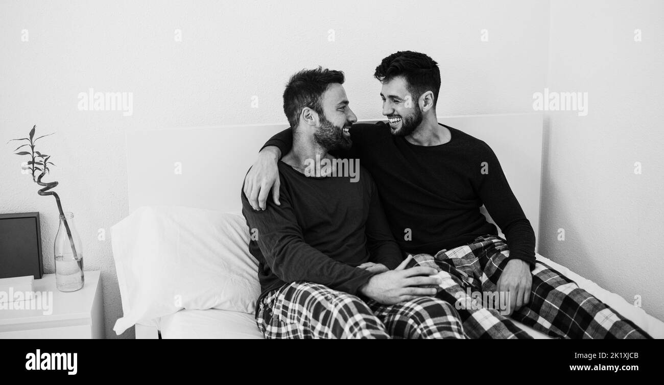 Glücklich Gay Männer Paar mit zarten Momente zu Hause - Fokus auf rechts Mann Gesicht - Schwarz-Weiß-Schnitt Stockfoto