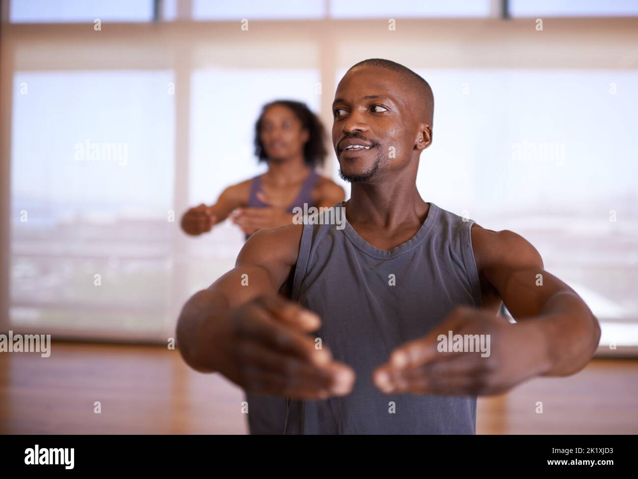 Folge einfach meinem Beispiel...ein junger Tanztrainer, der einen Schüler unterrichtet. Stockfoto