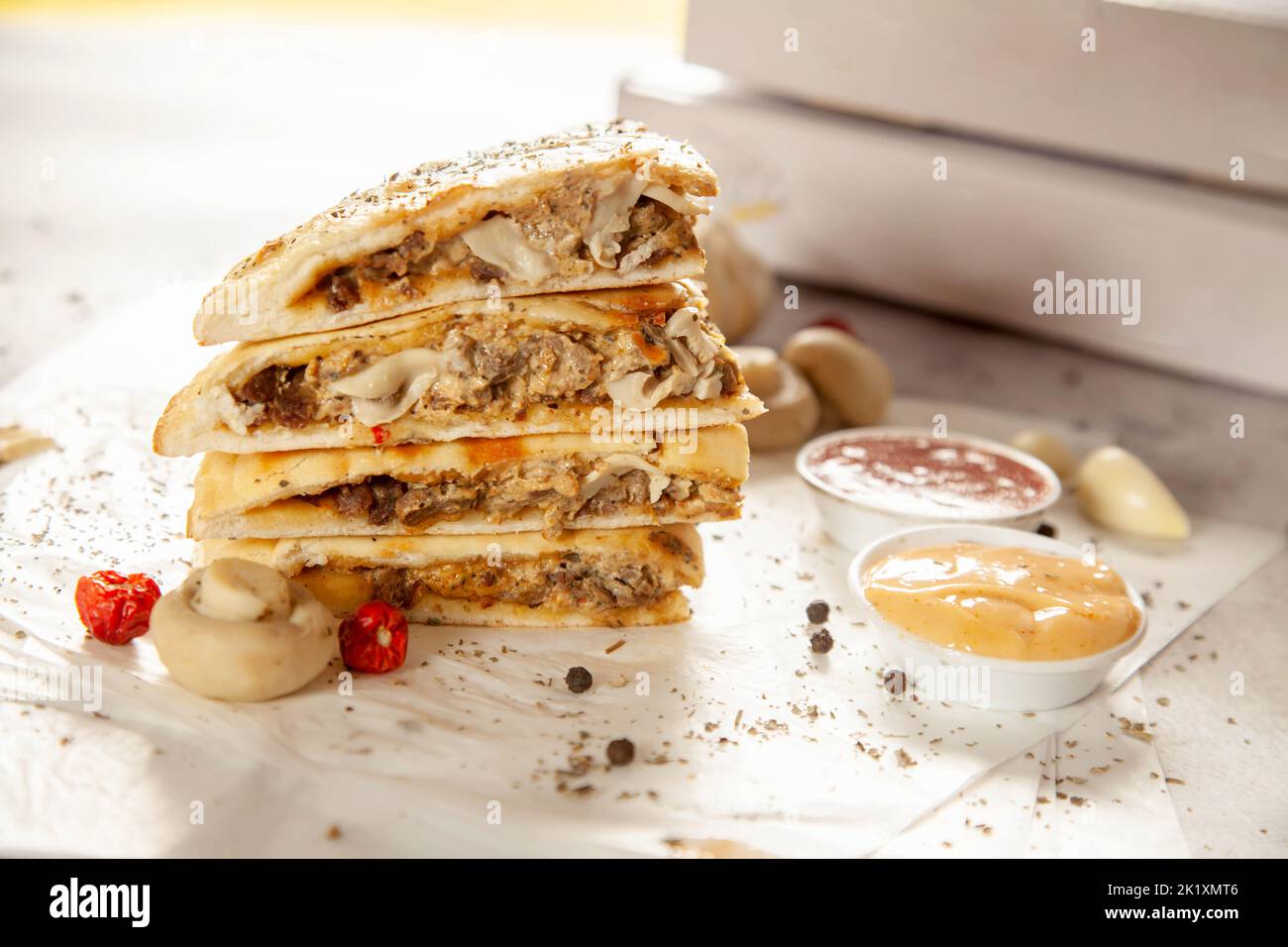 Rinderfilet und gefülltes Naan-Brot Calzone quesadilla mit Pilzen. Stockfoto