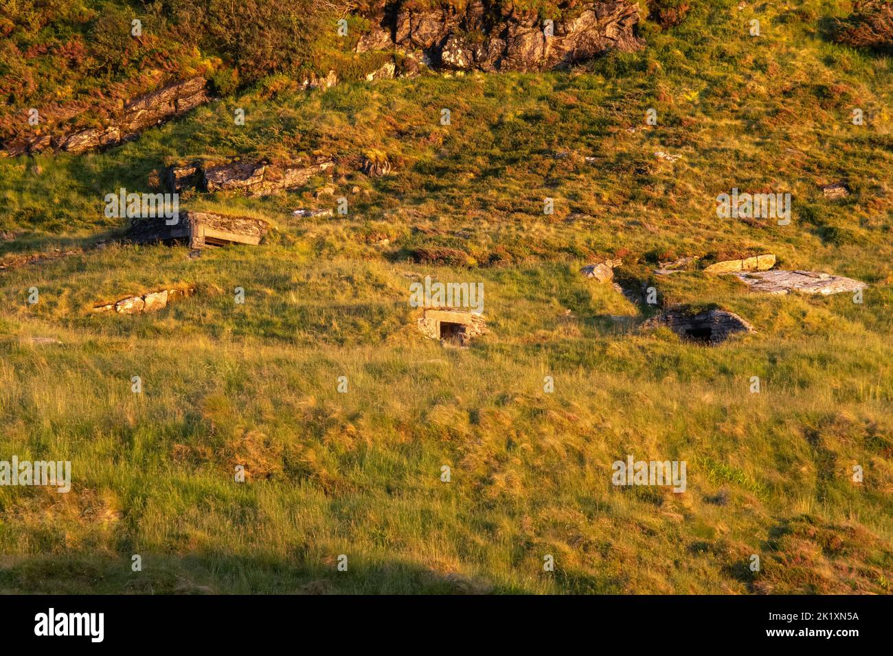 Hareid, Norwegen - 25. Juni 2022: Die Festung Kvitneset Costal wurde von den Deutschen während des Zweiten Weltkriegs mit Schießpositionen, Gefangenenlagern, Kommandokommando gebaut Stockfoto