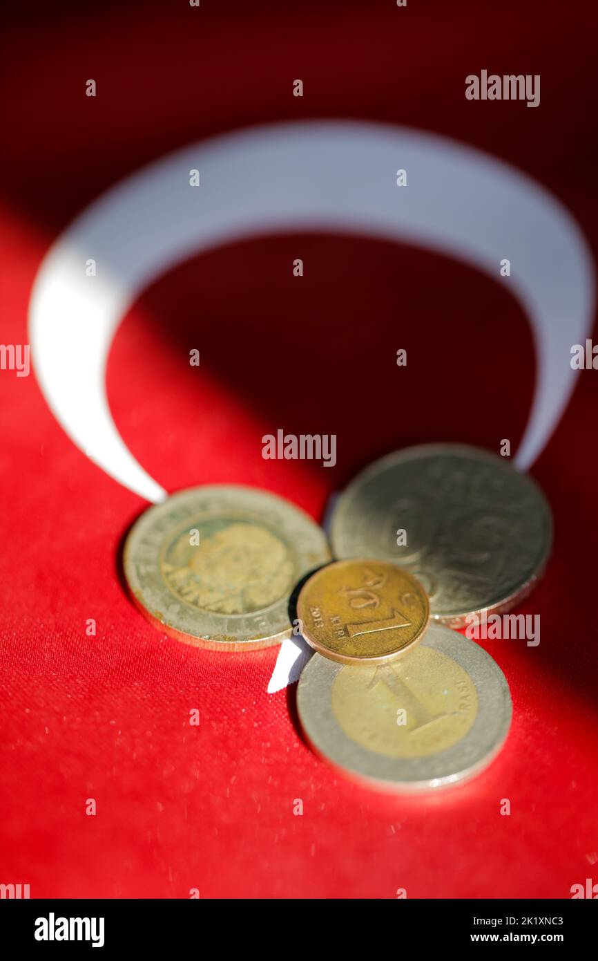 Gaziantep, Türkei. 19. August 2022. Gaziantep, Türkei. 19. August 2022. Türkische Währungsmünzen sind nicht mehr im Umlauf. Die 50-bin-Lira-Münze war 2000 nicht mehr gültig, die 1-Lira-Münze endete 2005. Die 1-Kurus-Münze wurde 2013 nicht mehr als gesetzliches Zahlungsmittel ausgegeben (Bildquelle: © Muhammed Ibrahim Ali/IMAGESLIVE via ZUMA Press Wire) Stockfoto