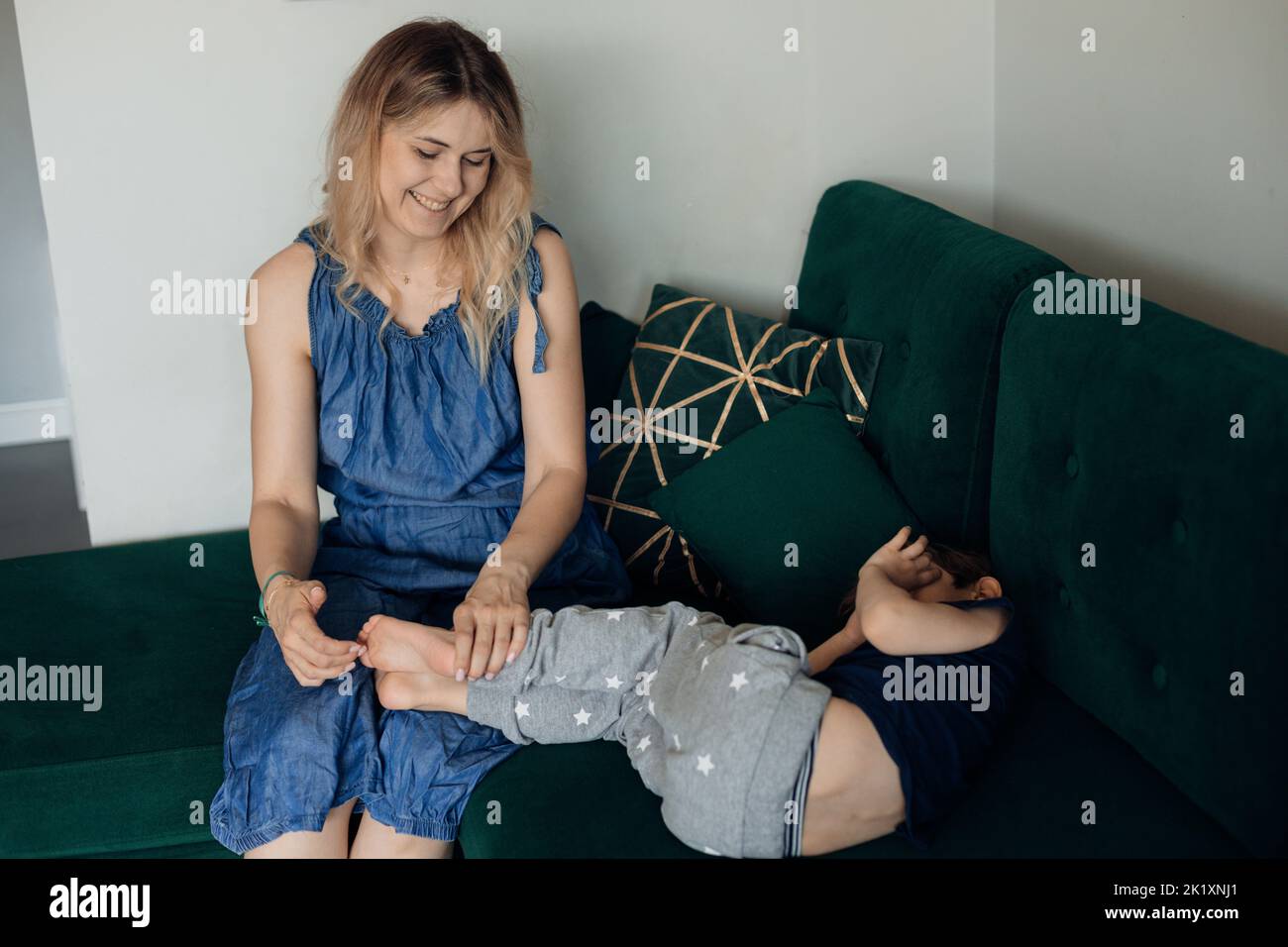 Kitzeln In Der Nase 8 Buchstaben Kitzeln füße junge -Fotos und -Bildmaterial in hoher Auflösung – Alamy