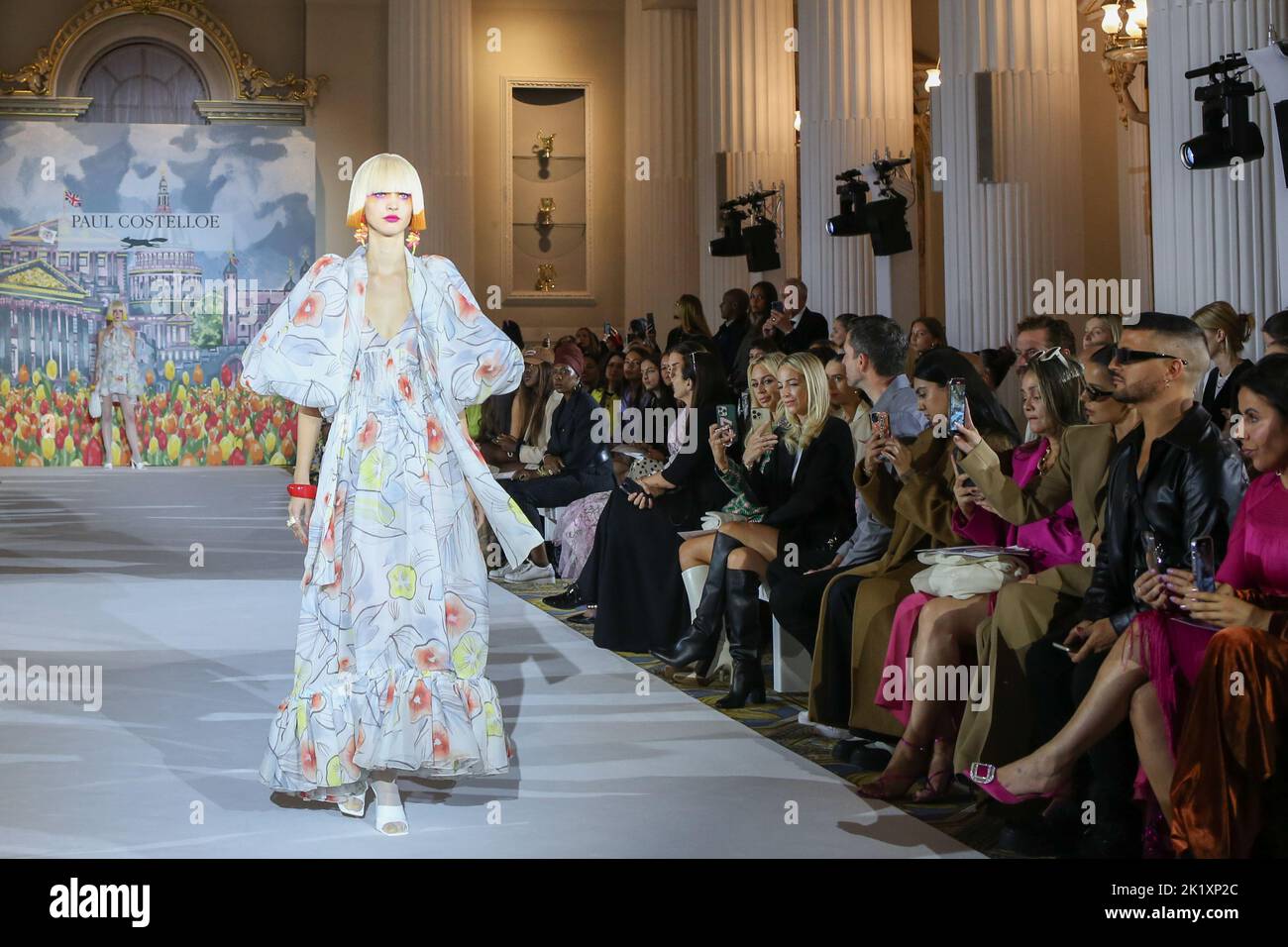 GROSSBRITANNIEN, London: 16.. September 2022 Ein Model auf dem Laufsteg bei der Paul Costelloe Frühjahr/Sommer 2023 Show im Rahmen der London Fashion Week. Der Stockfoto