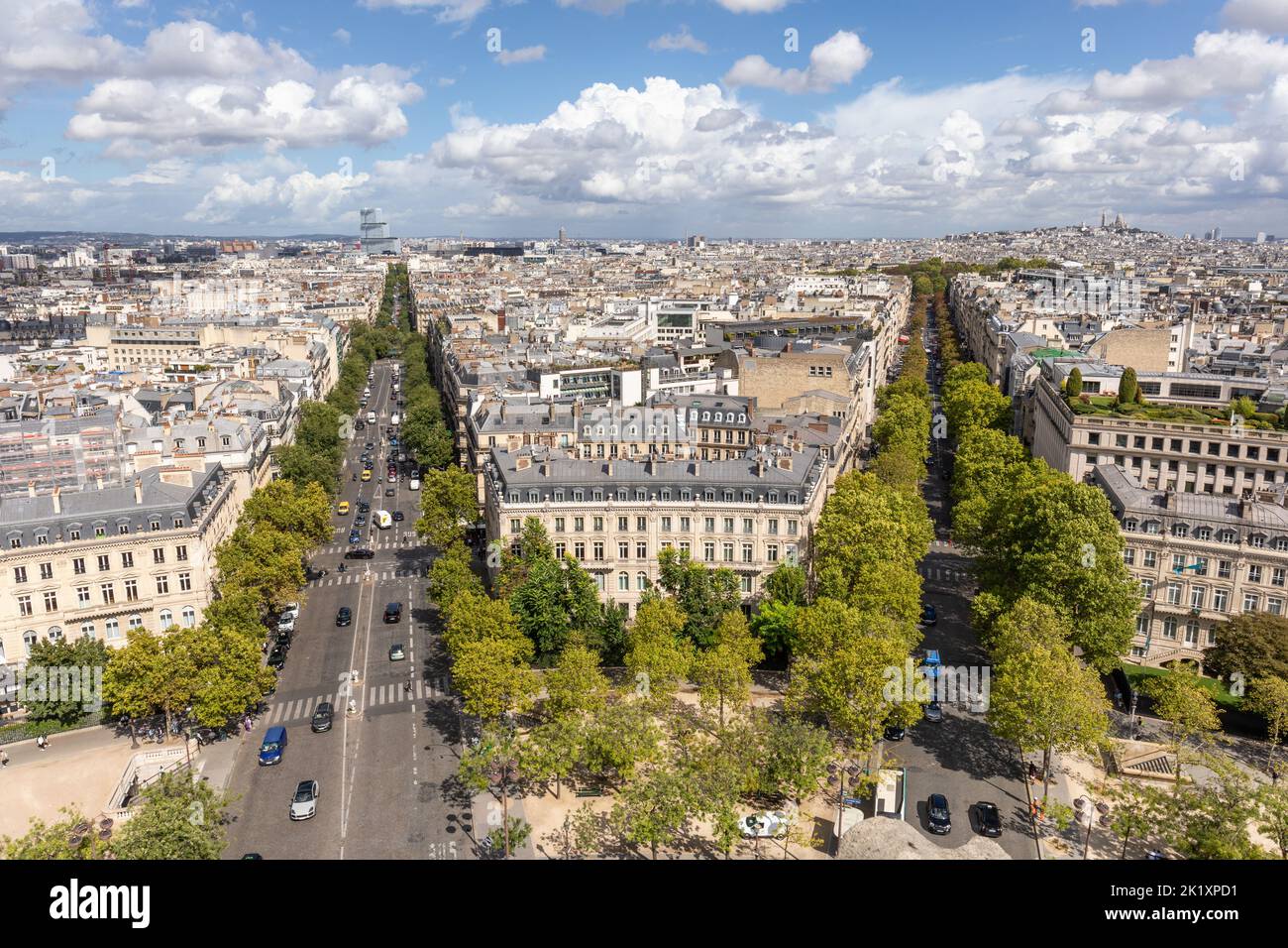 Der Blick von der Spitze des Triumphbogens auf die französischen Alleen und die französische Architektur, Paris, Frankreich, Europa Stockfoto