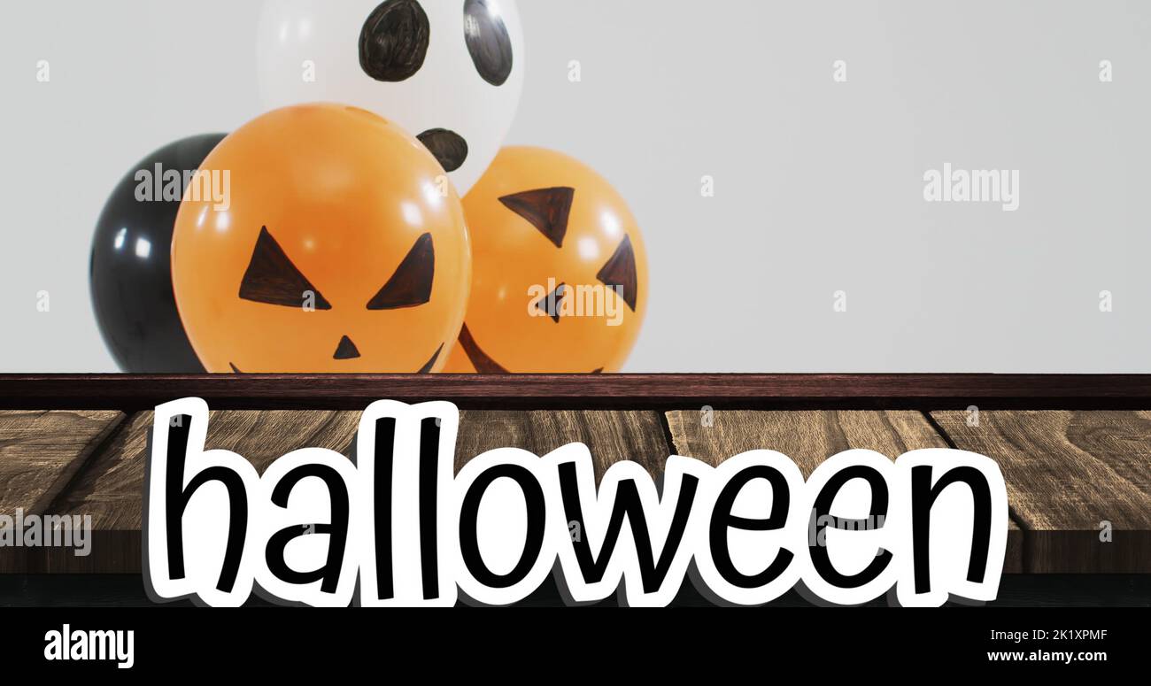 Bild von halloween Text über halloween Ballons auf Holzhintergrund Stockfoto