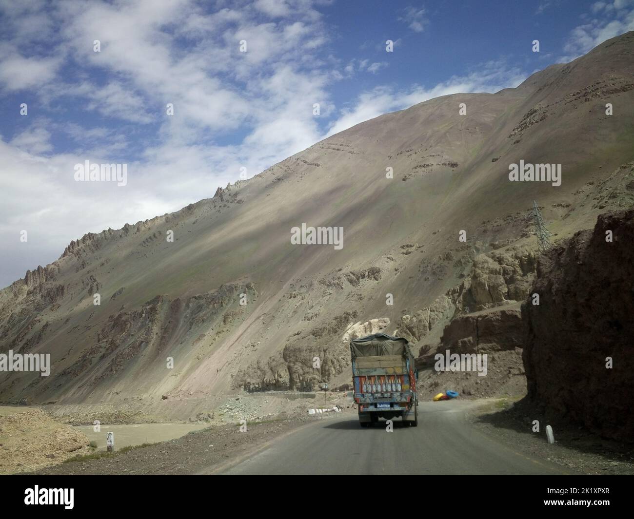 Indischer LKW auf Straße im Himalaya in der Nähe von Tanglang la Pass - Himalaya-Gebirgspass auf der Leh-Manali Autobahn. Ladakh, Indien Stockfoto