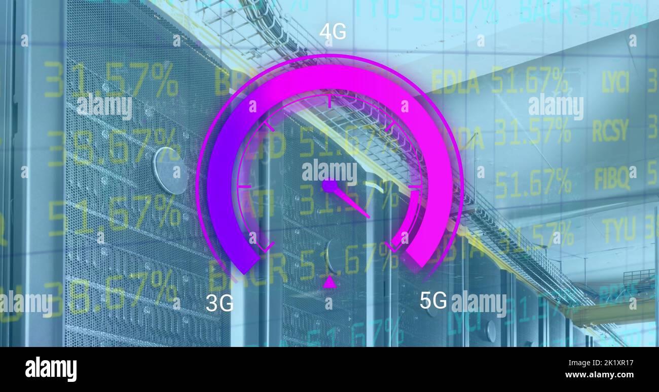 Bild der Datenverarbeitung und des Serverraums über dem Tachometer Stockfoto