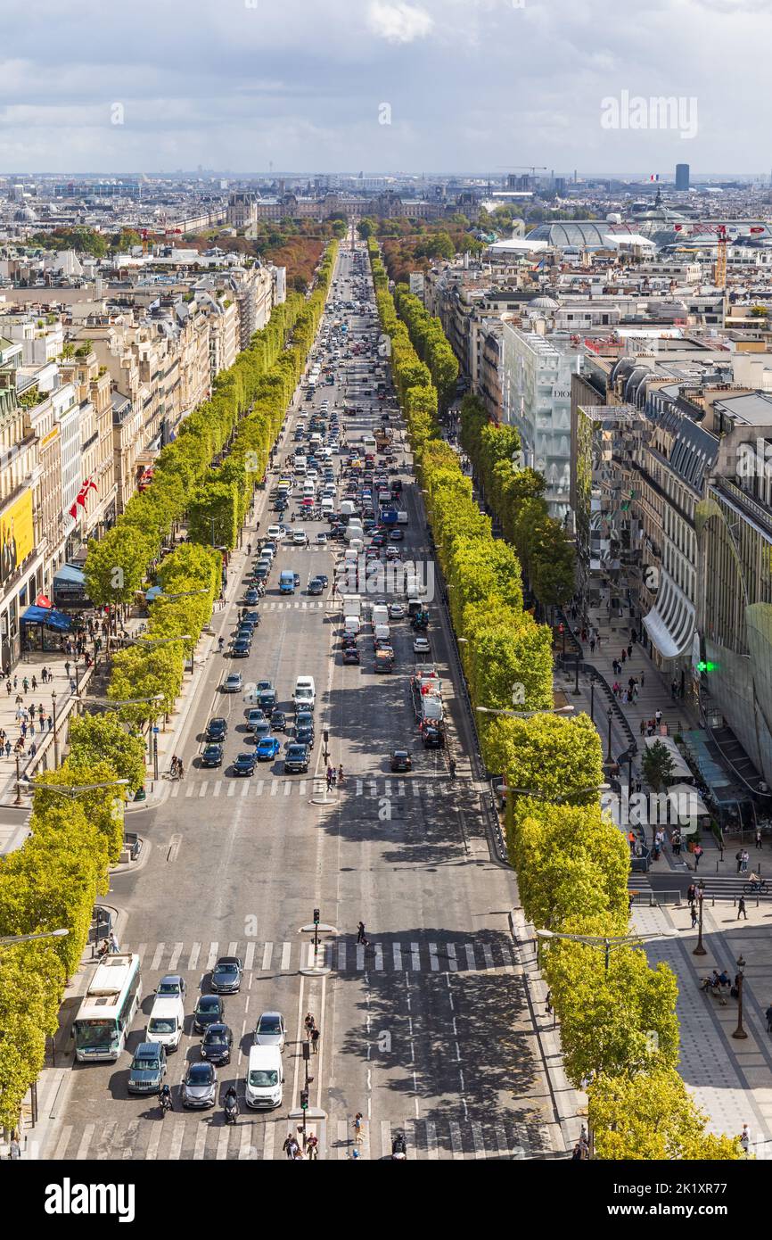 Blick von der Spitze des Triumphbogens der Avenue des Champs-Élysées, Paris, Frankreich Stockfoto