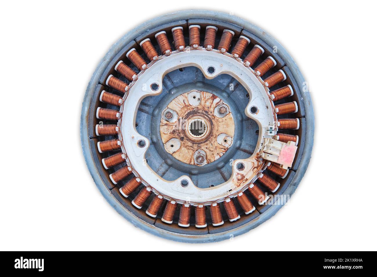Details demontierte Elektromotor-Waschmaschine hautnah isoliert auf weiß Stockfoto