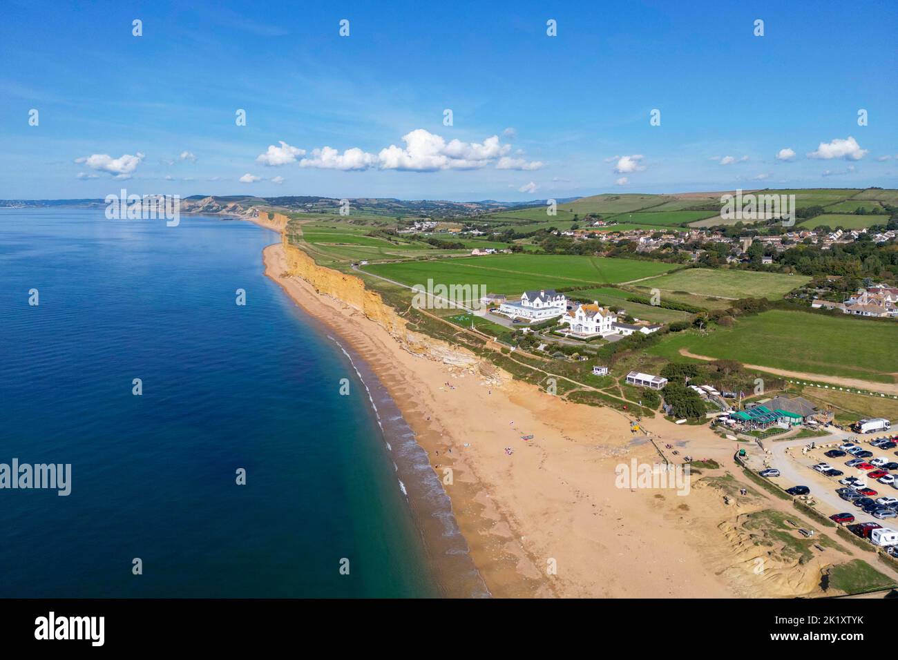 Blick aus der Luft auf die goldenen Sandsteinklippen am Bienenstrand von Burton Bradstock an der Dorset Jurassic Coast an einem heißen, sonnigen Herbsttag. Stockfoto