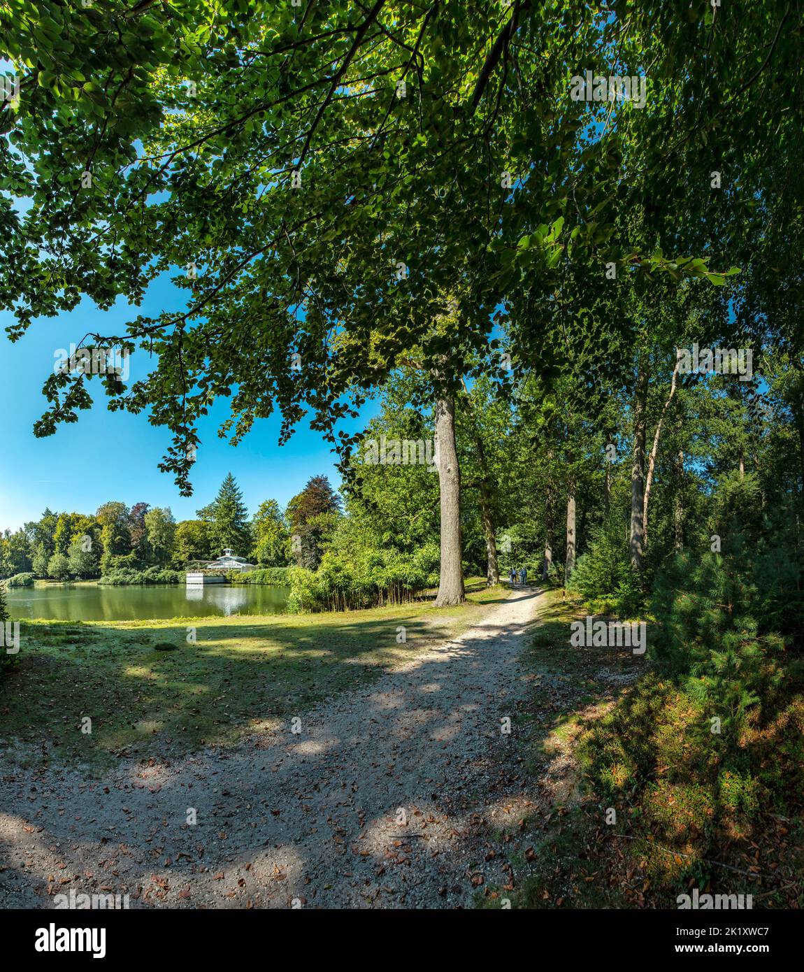Royal Park Het Loo, Tee-Pavillon am Ufer eines Teiches Stockfoto