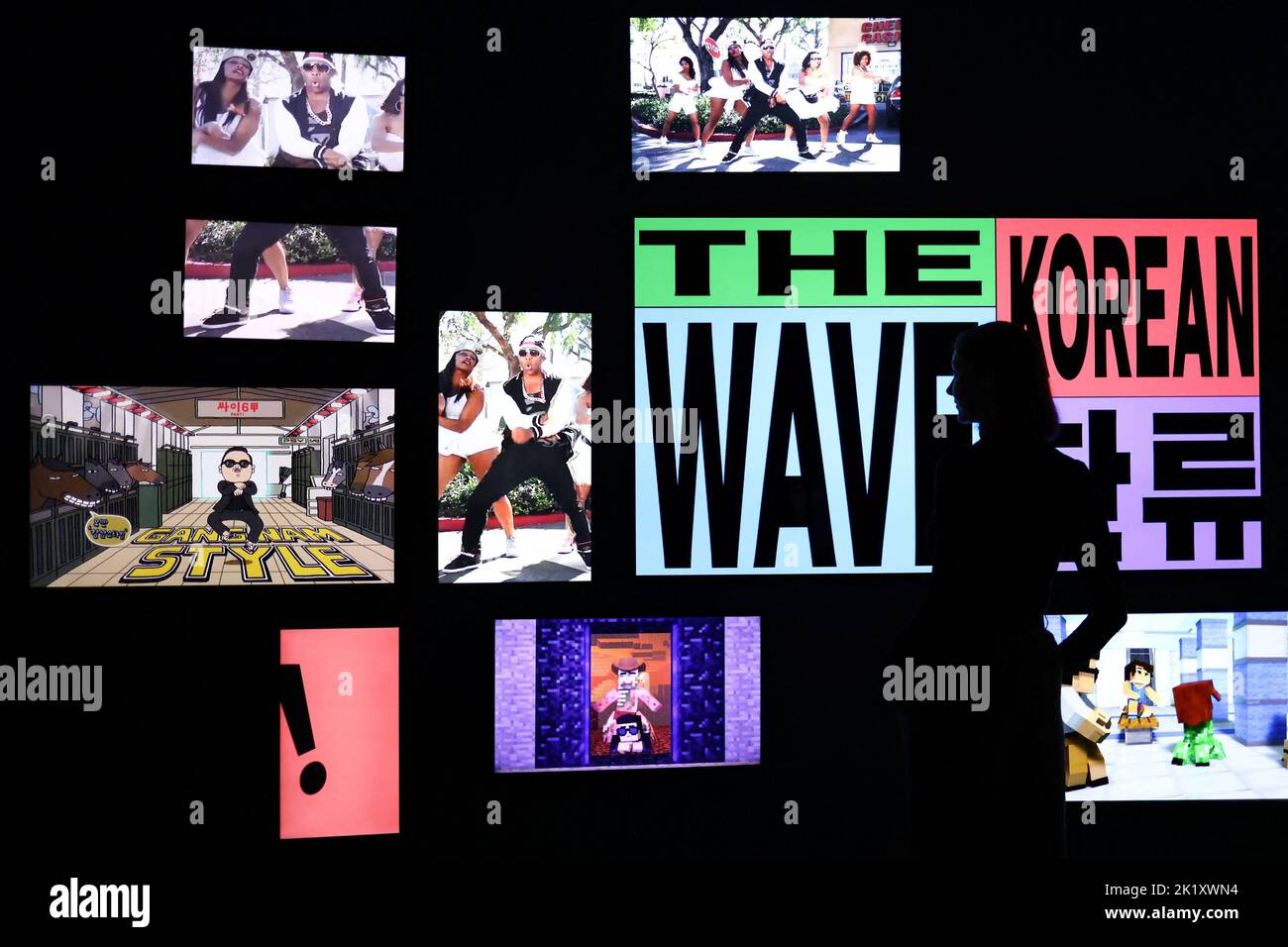 Ein Galerie-Assistent betrachtet eine K-POP-Installation während einer Presseinterview von 'Hallyu! The Korean Wave' Ausstellung auf der V&A in London, Großbritannien, 21. September 2022. REUTERS/Tom Nicholson Stockfoto