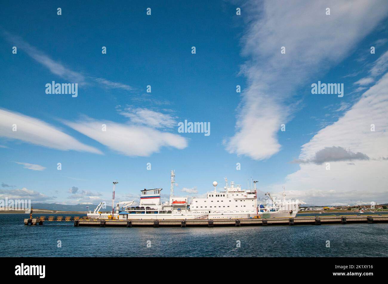 Das russische Forschungsschiff Akademik Sergey Vavilov ankerte unter einem wunderschönen Himmel im Hafen von Ushuaia Stockfoto