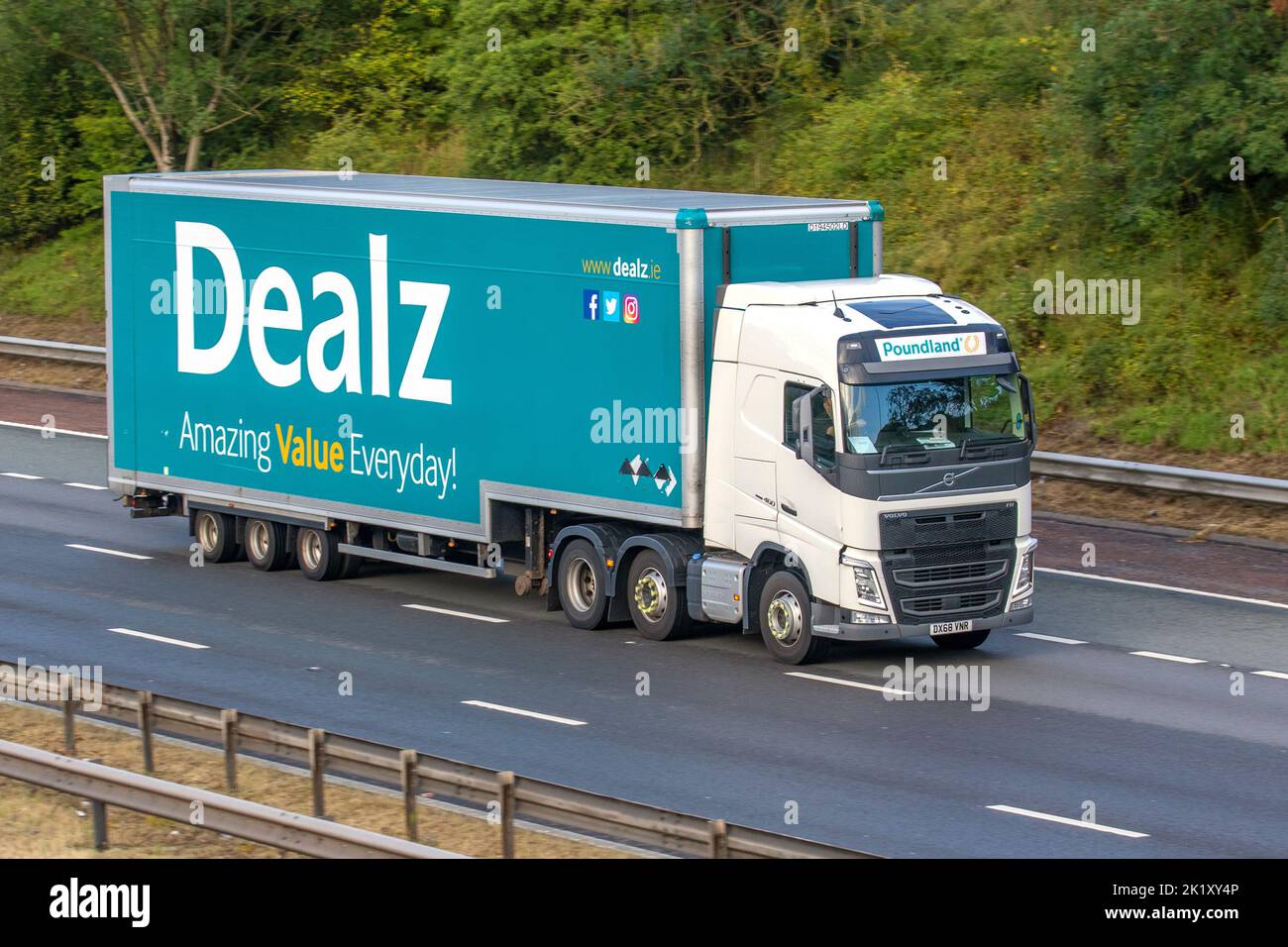 DEALZ Irish Discount Poundland Retail Stores LKW-Fahrzeug, Fahren auf der Autobahn M6 in der Nähe von Manchester, Großbritannien Stockfoto