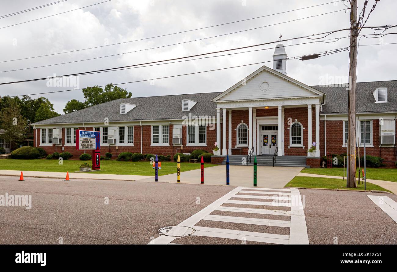Prattville, Alabama, USA - 11. September 2022: Außenansicht der Prattville Kindergartenschule, untergebracht im vorherigen Gebäude der Autauga County High School Stockfoto