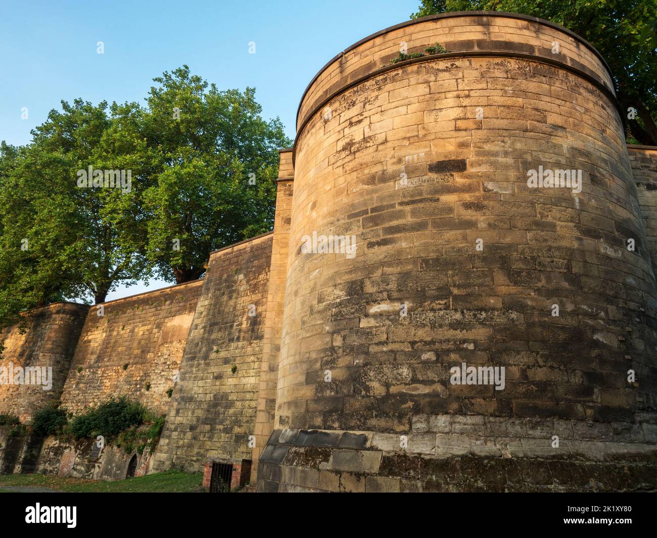 Nottingham Castle Turm und äußere bailey Wand bei Sonnenaufgang Nottingham Nottinghamshire England Stockfoto