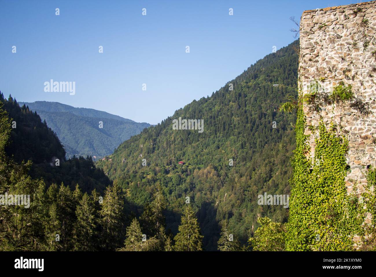 Zilkale, Rize, Türkei - September 2022: Seitenansicht von Zilkale und Panoramabild des Waldes Stockfoto