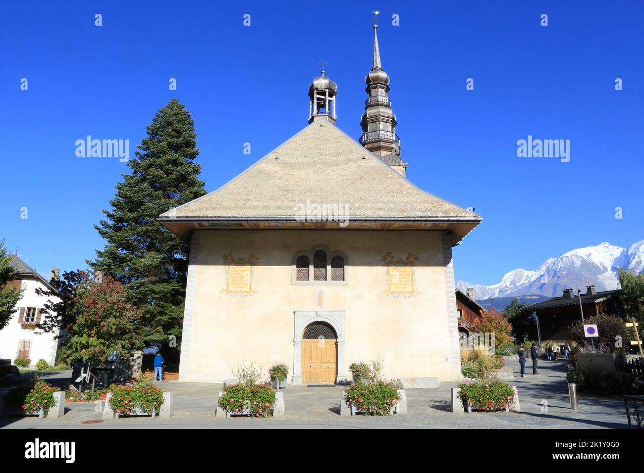L'église Saint-Nicolas de Combloux et son clocher à bulbe. Combloux. Haute-Savoie. Auvergne-Rhône-Alpes. Frankreich. Europa. Stockfoto