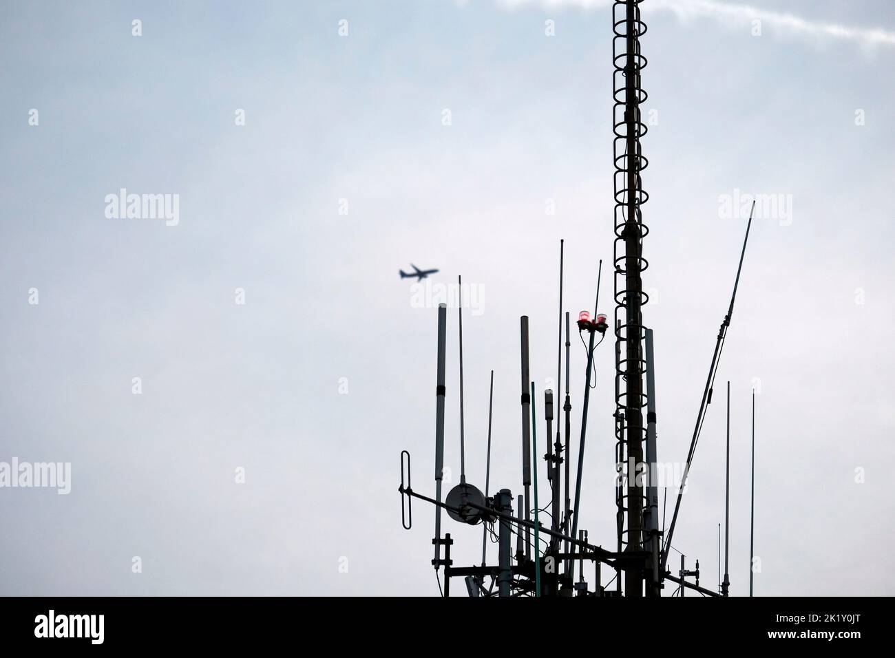Telekommunikationsantenne gegen den Abendhimmel Stockfoto