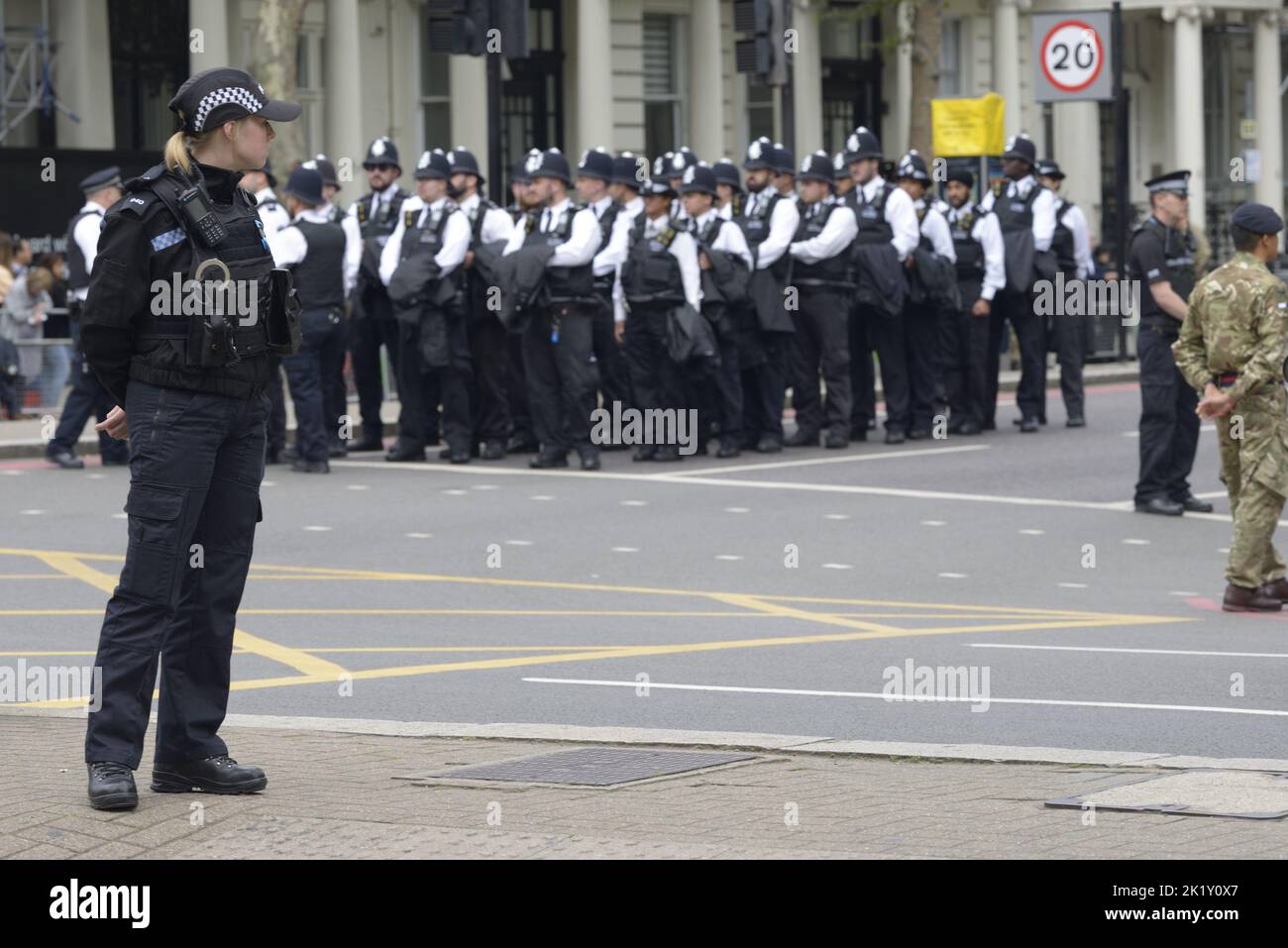 London, Großbritannien. Der Tag der Staatsfuneral von Königin Elizabeth II.. Polizeibeamte werden an der Kreuzung von Queen's Gate und Cromwell Road organisiert. 1 Stockfoto