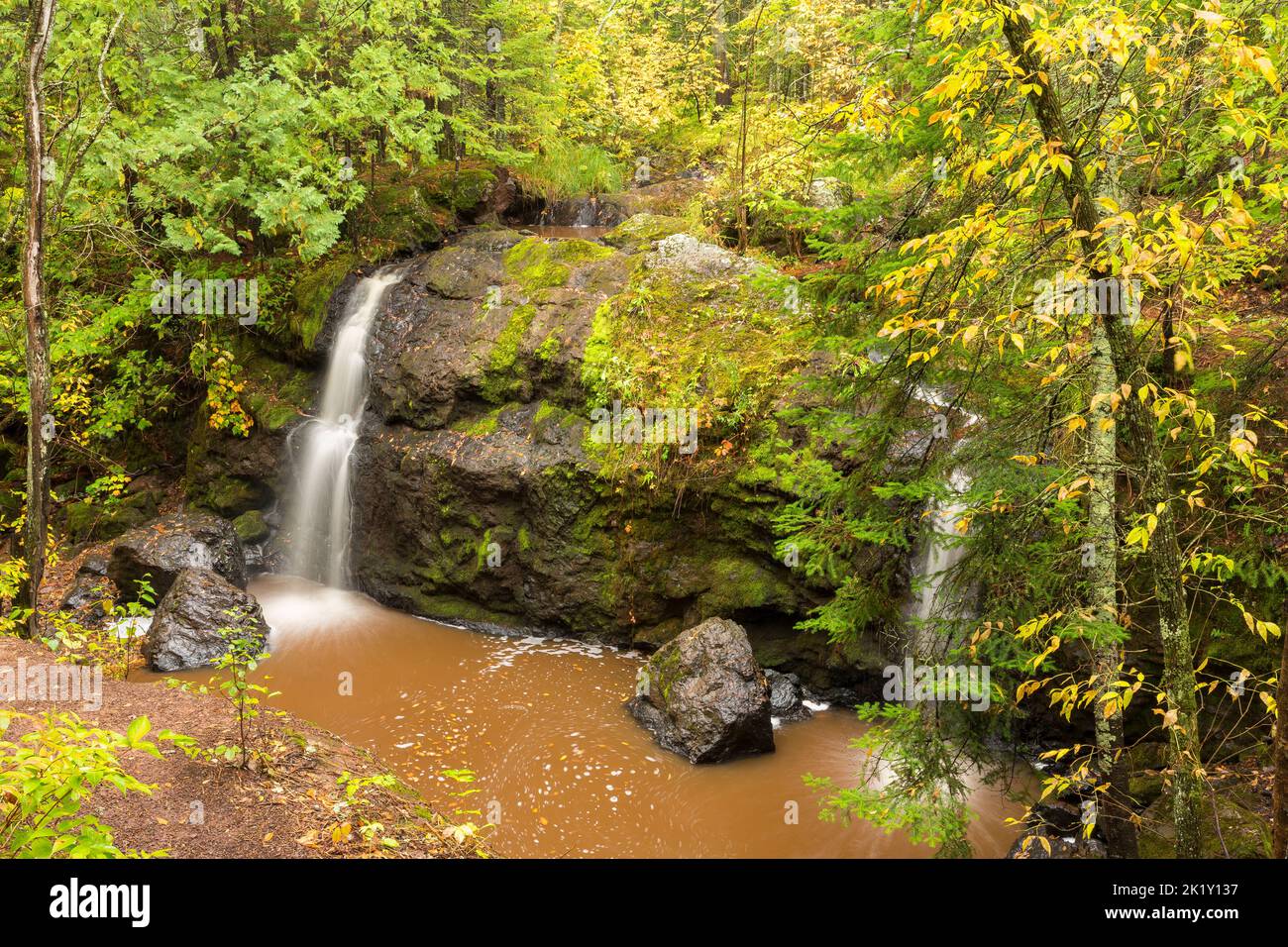 Ab und zu fällt Wasserfall im Wald im Herbst Stockfoto