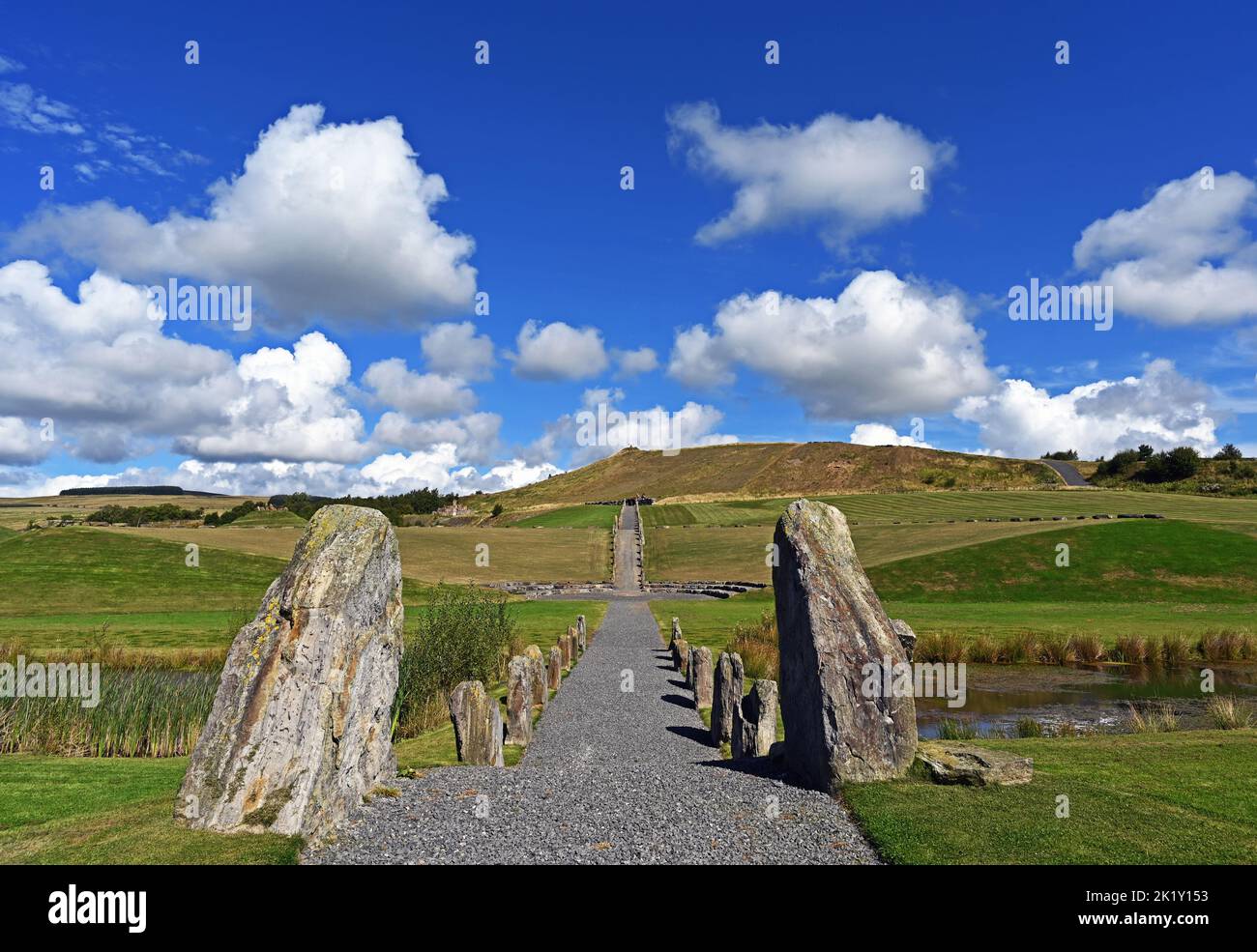 „North-South Line Looking North“. Kunstwerke von Charles Jencks im Freien. Crawick Multiverse, Sanquhar, Dumfries und Galloway, Schottland, Vereinigtes Königreich. Stockfoto