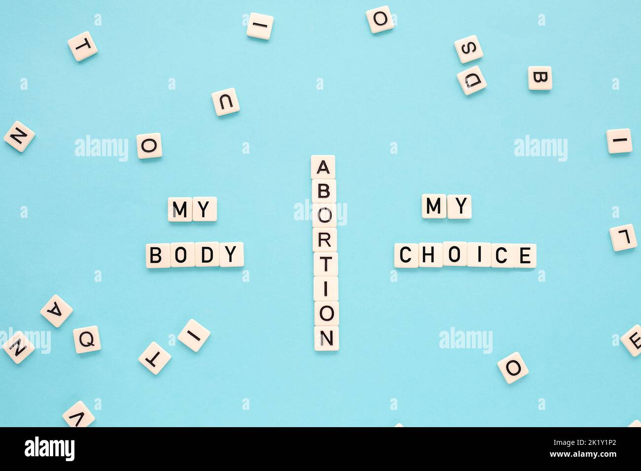 Das Wort Abtreibung, mein Körper, meine Wahl auf blauem Hintergrund. Reproduktive Rechte.flache Laie Stockfoto