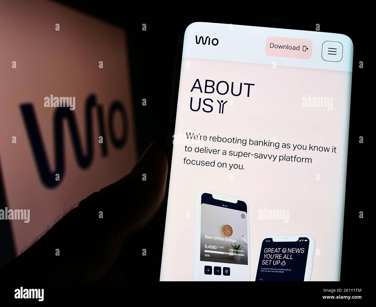 Person, die Mobiltelefon mit der Webseite des Finanzdienstleisters Wio Bank PJSC auf dem Bildschirm vor dem Logo hält. Konzentrieren Sie sich auf die Mitte des Telefondisplays. Stockfoto