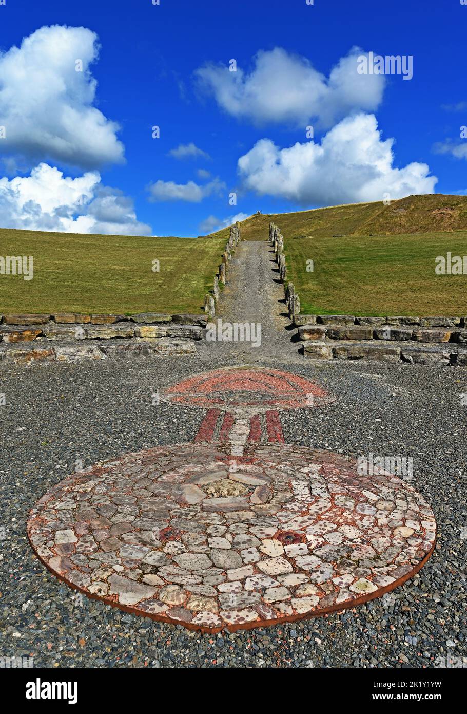 „The Sun Amphitheatre and North-South Line“. Kunstwerke von Charles Jencks im Freien. Crawick Multiverse, Sanquhar, Dumfries und Galloway, Schottland, Großbritannien Stockfoto
