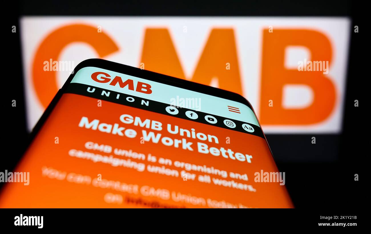 Smartphone mit Website der britischen Gewerkschaft GMB auf dem Bildschirm vor dem Logo. Konzentrieren Sie sich auf die obere linke Seite des Telefondisplays. Stockfoto