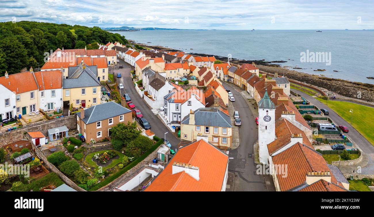 Luftaufnahme von der Drohne des Dorfes West Wemyss in Fife, Schottland, Großbritannien Stockfoto