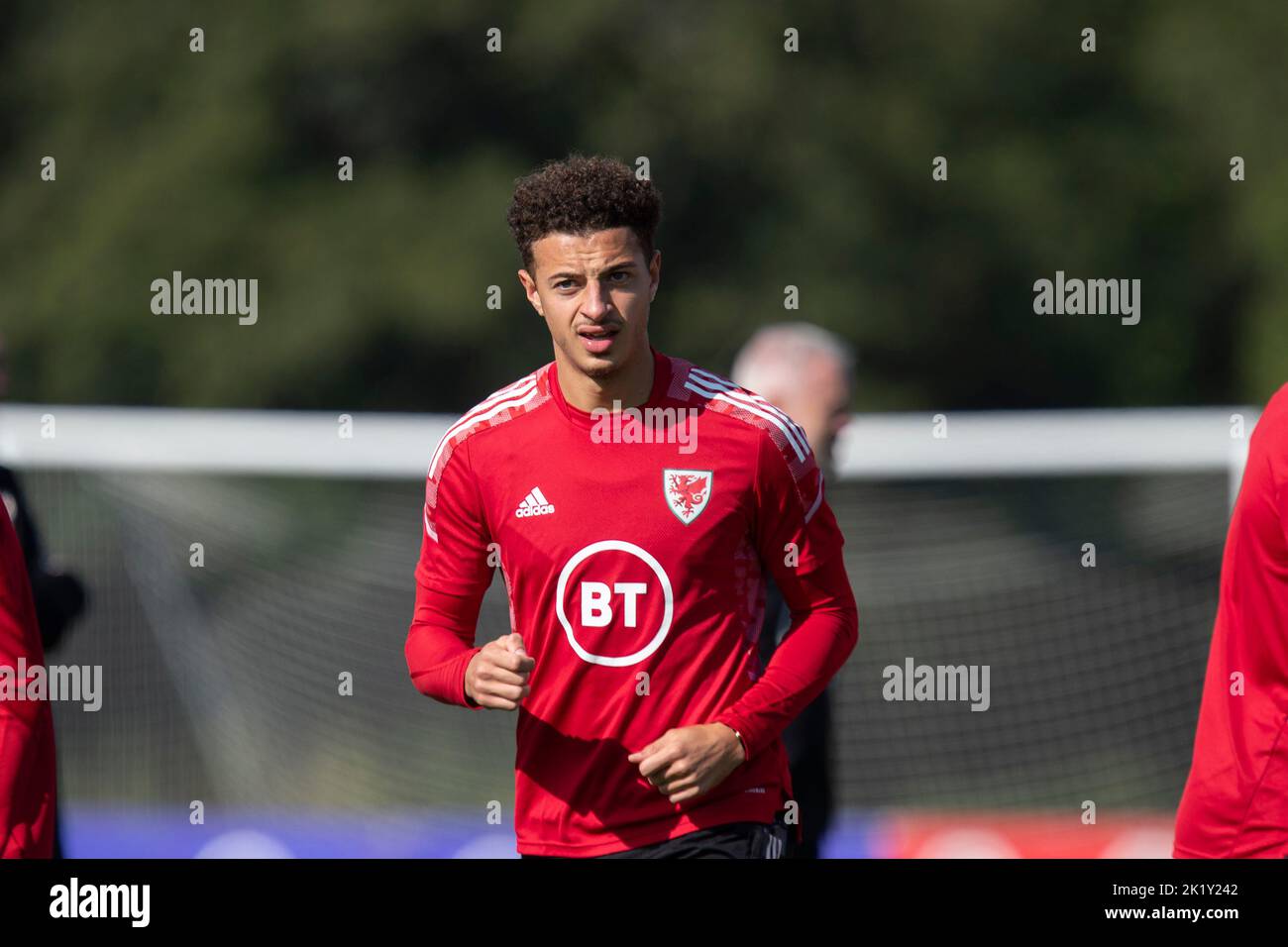 Hensol, Wales, Großbritannien. 21. September 2022. Ethan Ampadu während des Trainings der walisischen Fußballnationalmannschaft im Vale Resort vor den Spielen der UEFA Nations League gegen Belgien und Polen. Kredit: Mark Hawkins/Alamy Live Nachrichten Stockfoto