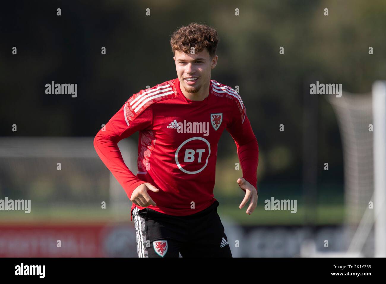 Hensol, Wales, Großbritannien. 21. September 2022. Neco Williams während des Trainings der walisischen Fußballnationalmannschaft im Vale Resort vor den Spielen der UEFA Nations League gegen Belgien und Polen. Kredit: Mark Hawkins/Alamy Live Nachrichten Stockfoto