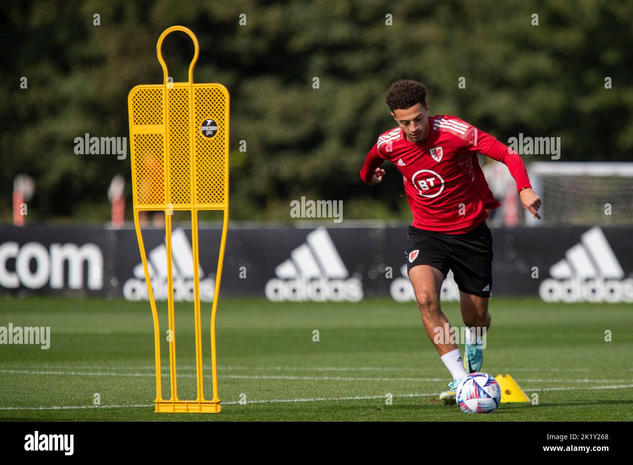 Hensol, Wales, Großbritannien. 21. September 2022. Ethan Ampadu während des Trainings der walisischen Fußballnationalmannschaft im Vale Resort vor den Spielen der UEFA Nations League gegen Belgien und Polen. Kredit: Mark Hawkins/Alamy Live Nachrichten Stockfoto