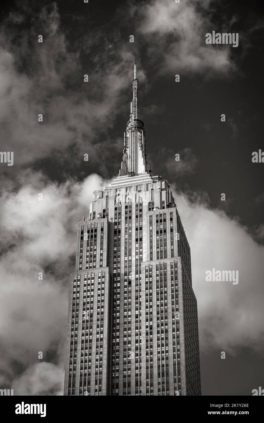 Der Wolkenkratzer des Empire State Building (National Historic Landmark) in Black & White. Midtown Manhattan, New York City Stockfoto