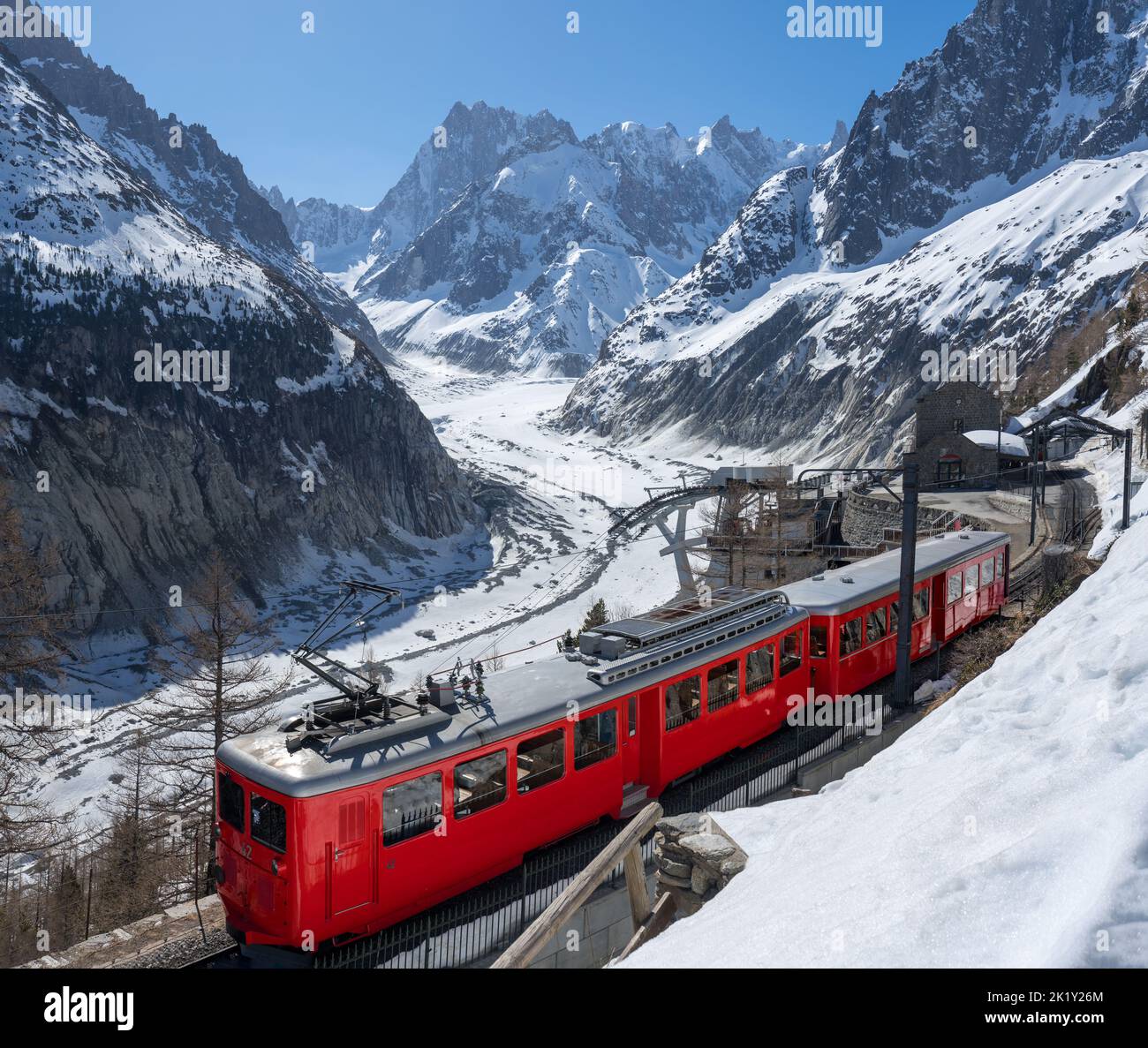 Montenvers Zug (Zahnradbahn) mit Les Grandes Jorasses Gipfeln und Mer de Glace Gletscher. Hautes-Savoie, Alpen, Frankreich Stockfoto