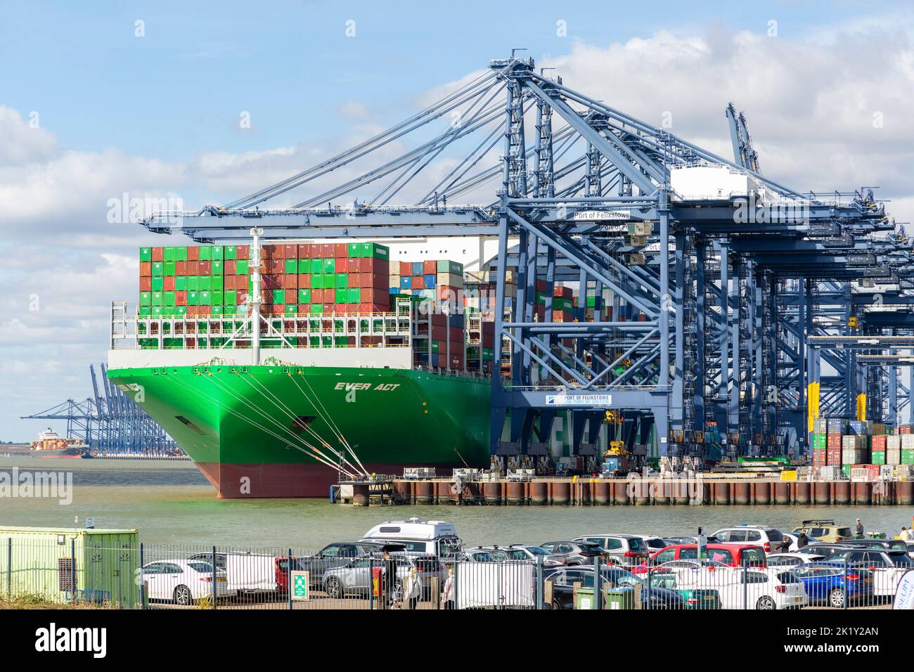 Evergreen Ever Act Containerschiff-Portalkrane am Kai, Port of Felixstowe, Suffolk, England, Großbritannien Stockfoto
