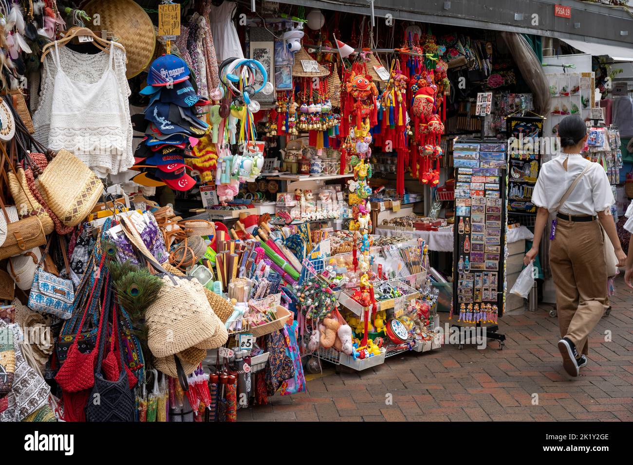 Einheimische und Touristen einkaufen an Straßenständen auf der Pagoda Street, Chinatown Singapur Stockfoto
