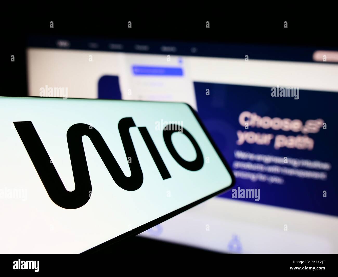 Smartphone mit Logo des Finanzdienstleisters Wio Bank PJSC auf dem Bildschirm vor der Business-Website. Konzentrieren Sie sich auf die linke Seite des Telefondisplays. Stockfoto