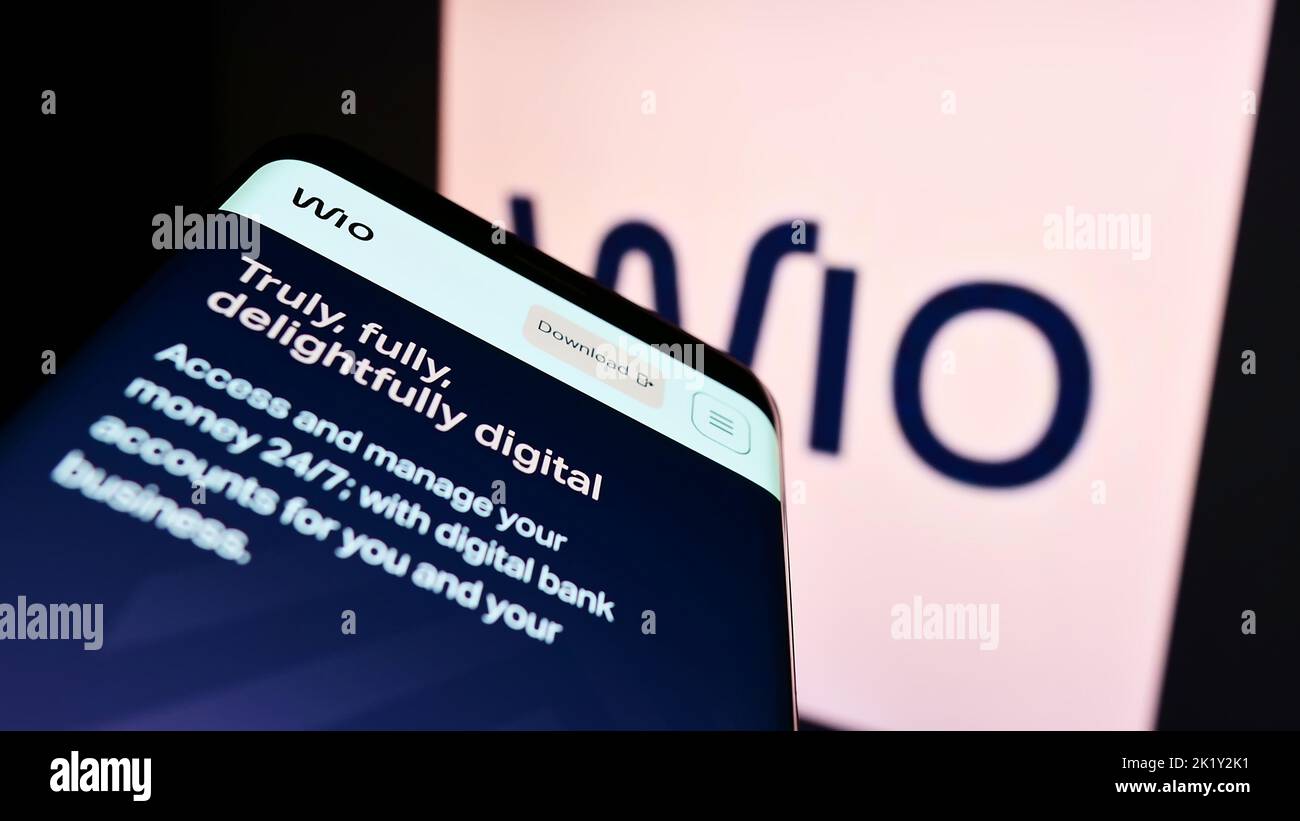 Mobiltelefon mit Website des Finanzdienstleisters Wio Bank PJSC auf dem Bildschirm vor dem Unternehmenslogo. Konzentrieren Sie sich auf die obere linke Seite des Telefondisplays. Stockfoto