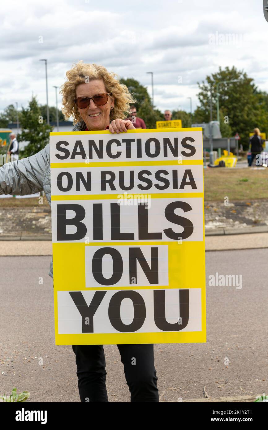 Protest gegen vielbeschäftigte Roundabaout, Martlesham, Suffolk, England, Großbritannien - Opposition gegen Sanktionen gegen Russland Stockfoto